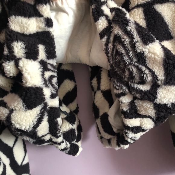 Small - Black & White Olivia Print Sherpa Jacket - Picture 15 of 16